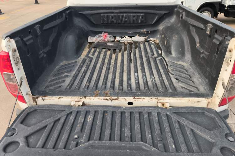 Used Nissan Navara 2017 2.5L Automatic 4x4 Luxury Edition QR25 Trunk