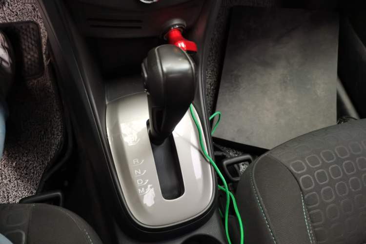 Used Chevrolet Trax 2016 1.4T Automatic Two-Wheel Drive Comfort Version with Sunroof Gear Lever