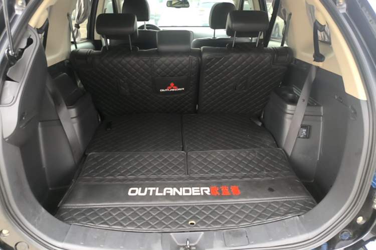 Used Mitsubishi Outlander 2020 2.4L 4x4 Prestige Edition 7-Seater Trunk
