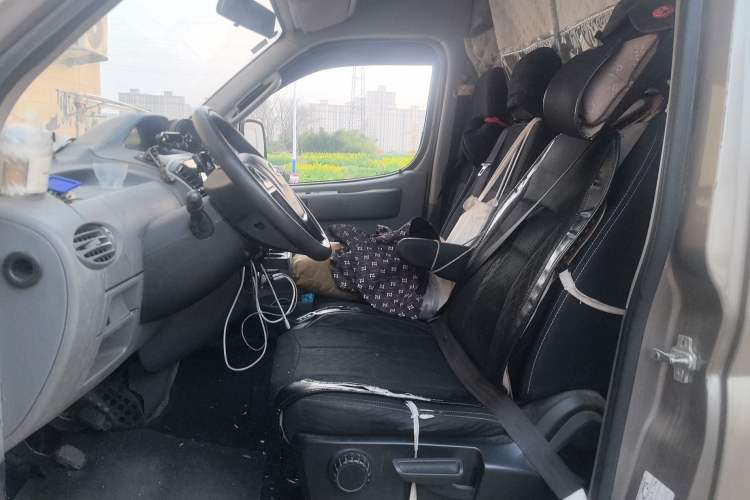 Used SAIC MAXUS Xintu V80 2019 2.5T Classic Edition 6-Speed Manual – Aoyuntong Short Wheelbase Mid-Height Design 5/6 Seats