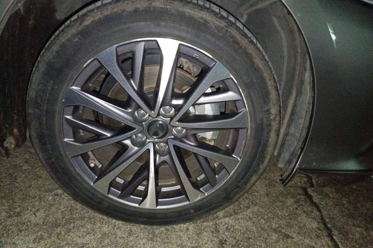 Used Lexus ES 2023 200 Excellence Edition Right Front Wheel Hub