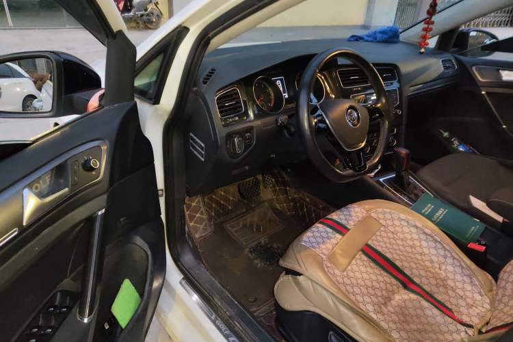 Used Volkswagen Golf 2017 1.6L Automatic Comfort Million-Vehicle Anniversary Edition
