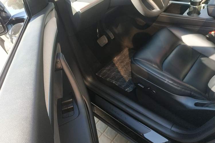 Used Tesla Model Y 2023 Rear-Wheel-Drive Version
