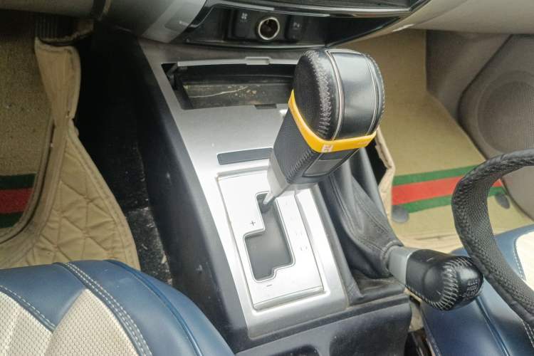 Used Mitsubishi Pajero Sport 2013 3.0L Automatic 4x4 Executive Edition Gear Lever