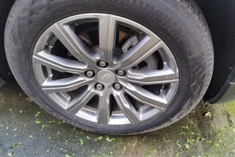 Used Cadillac XT4 2018 28T Two-Wheel-Drive Luxury Model Right Front Wheel Hub