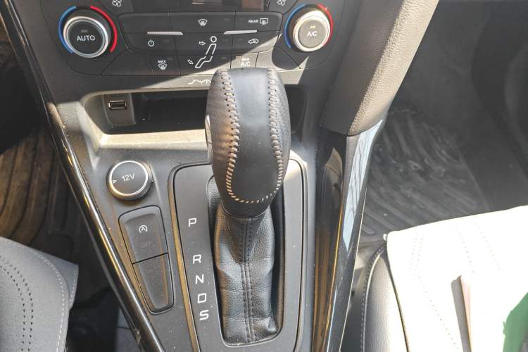 Used Ford Focus 2018 Hatchback Classic EcoBoost 180 Automatic Elite Model Gear Lever