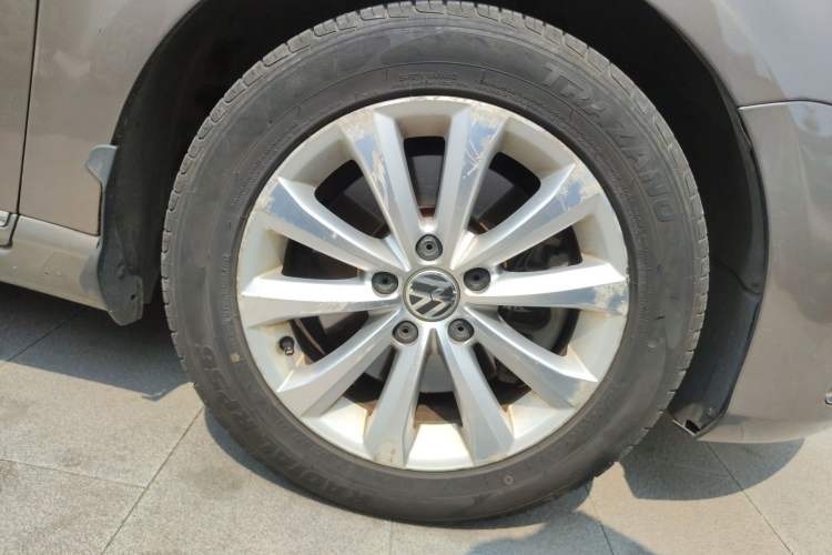 Used Volkswagen Magotan 2012 Revised 1.8TSI Luxury Version Right Front Wheel Hub