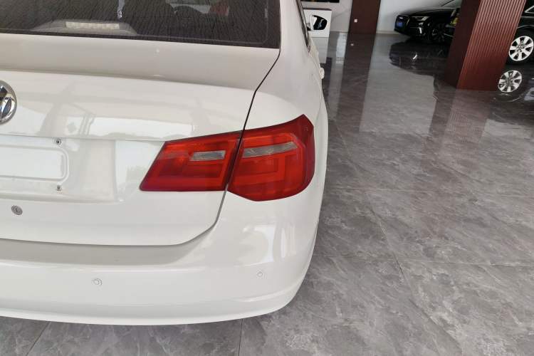 Used Volkswagen Jetta 2015 1.6L Automatic Fashion Model Exterior 3