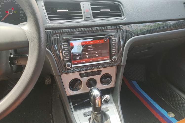 Used Volkswagen Lavida 2013 Revised Classic 1.6L Automatic Fashion Edition Audio And AC Panel