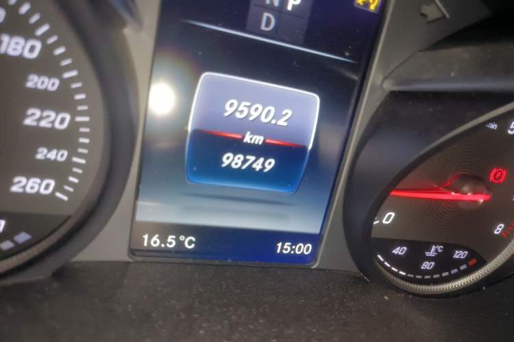 Used Mercedes-Benz GLC 2018 Refreshed GLC 300 4MATIC Dynamic Edition Odometer Close Up