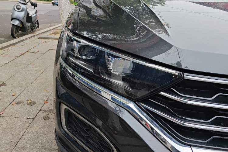 Used Volkswagen T-ROC 2018 280TSI DSG Two-Wheel Drive Advanced Version China V Emission Standard
