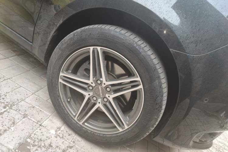 Used Mercedes-Benz Vito 2018 2.0T Business Version China VI Emission Standard Right Front Wheel Hub