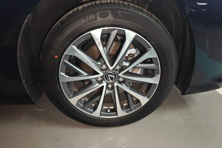 Used Lexus ES 2025 200 Premium Edition Right Front Wheel Hub