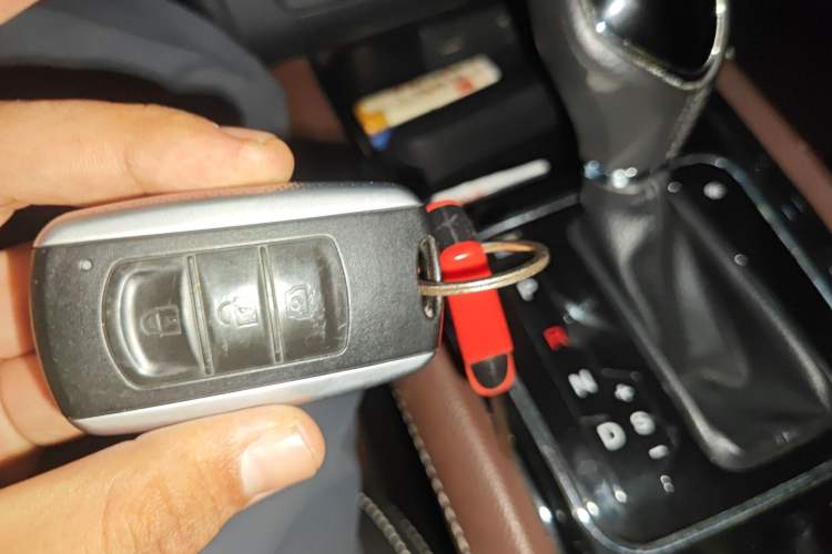 Used Dongfeng Fengon 580 2017 Revised Version 1.5T CVT Luxury Edition Vehicle Key