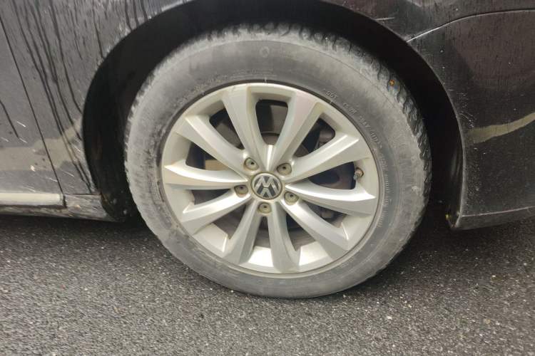 Used Volkswagen Magotan 2013 2.0 TSI Luxury Model Right Front Wheel Hub
