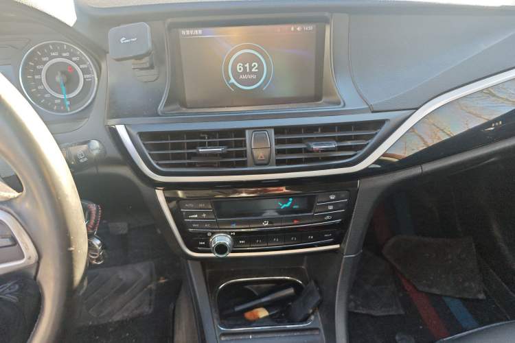 Used Soueast V6 Lingshi 2015 CROSS 1.5L Manual ZhiZun Model