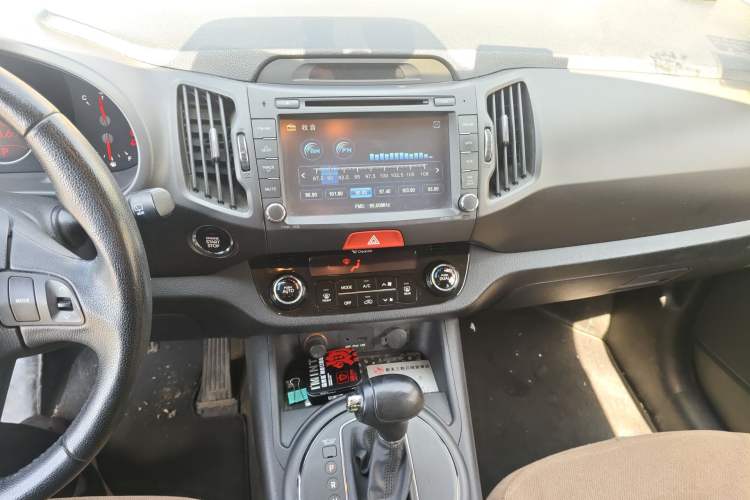 Used Kia Sportage R 2011 2.0L Automatic Two-Wheel Drive Premium Edition Audio And AC Panel