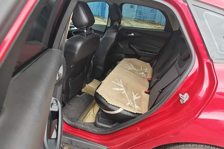 Used Ford Focus 2012 Hatchback 1.6L Manual Fashion Edition

