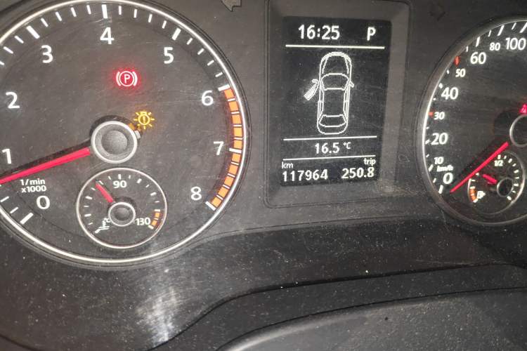 Used Volkswagen Sagitar 2012 1.4TSI Automatic Luxury Edition Odometer Close Up