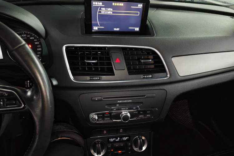 Used Audi Q3 2015 30 TFSI Ambition Edition Audio And AC Panel