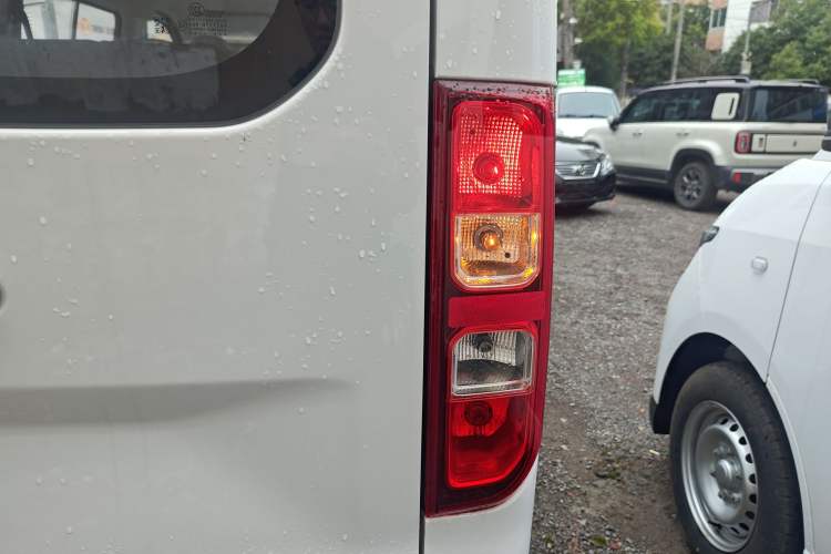 Used Wuling Yangguang 2024 300KM Comfort Version Passenger Van 75kW