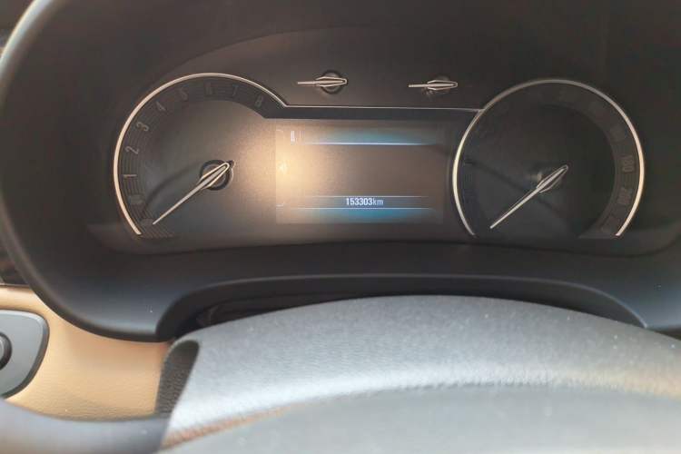 Used Buick GL8 2017 ES 28T Luxury Model China V Standard Odometer Close Up