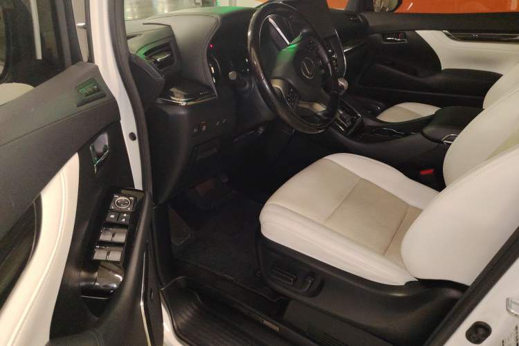 Used Lexus LM 2020 300h Four-Seat Grand Edition
