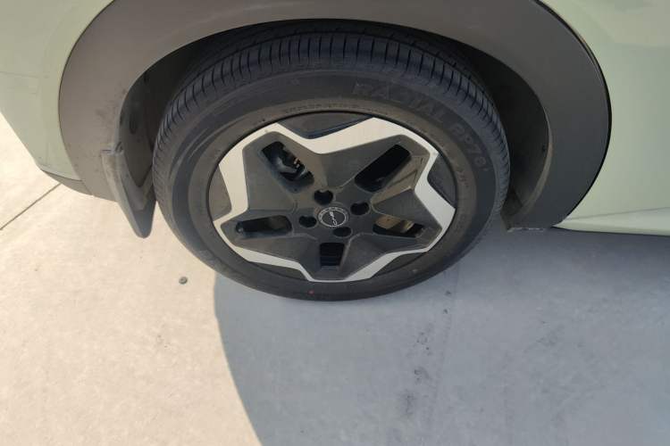 Used BYD Dolphin 2021 405 km Fashion Edition Right Rear Wheel Hub