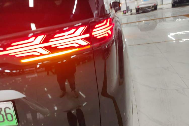 Used Denza D9 2025 DM-i Smart Drive 1020 Four-Wheel Drive Deluxe Model
