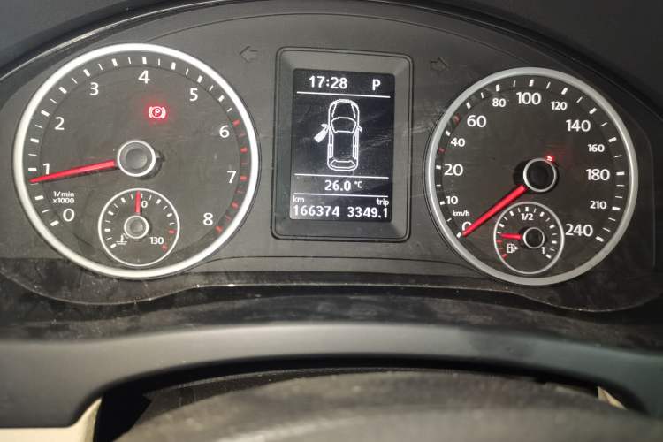 Used Volkswagen Tiguan 2015 1.8TSI Automatic Two-Wheel Drive Trend Edition Odometer Close Up