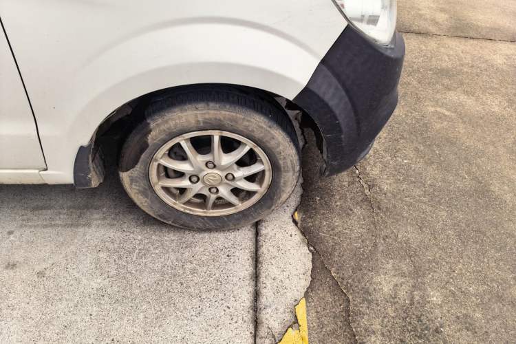 Used BAIC Weiwang M30 2015 1.5L Comfort Version BJ415B Right Front Wheel Hub