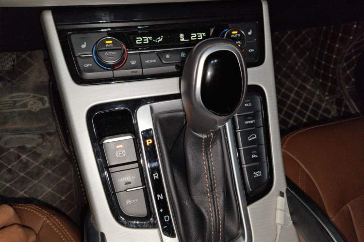 Used Geely Auto Emgrand X7 Sport 2018 1.8TD Automatic All-Wheel-Drive ZhiZun Model with 4G Connectivity Gear Lever