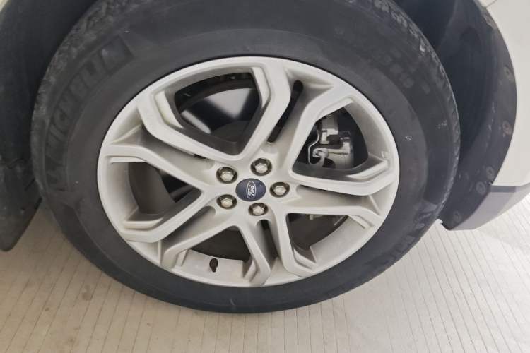 Used Ford Edge 2018 EcoBoost 245 Two-Wheel-Drive Titanium 7-Seater China V Standard Right Front Wheel Hub