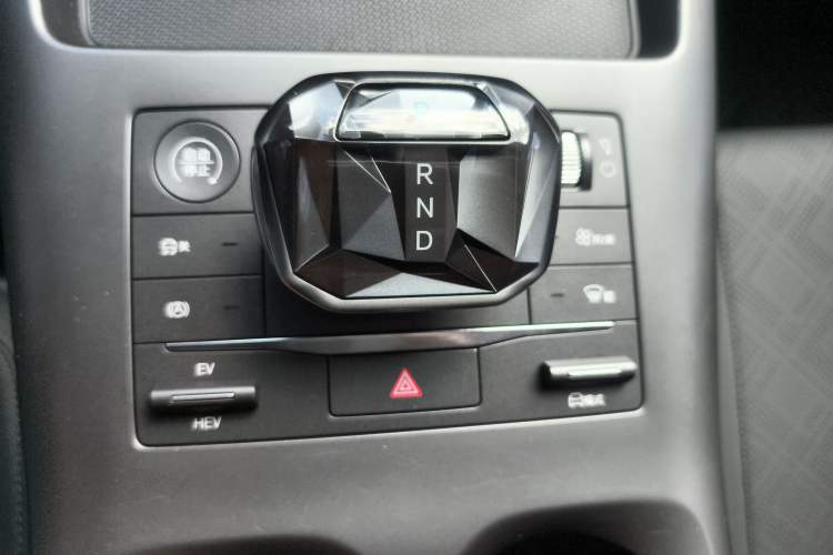 Used BYD Qin PLUS 2025 DM-i Smart Drive 55KM Leading Model Gear Lever