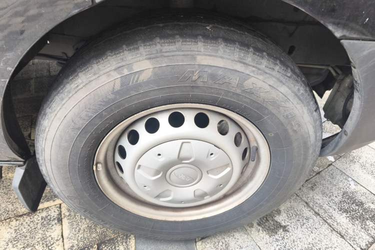 Used Ford Transit 2020 2.0T Diesel Multi-Function Commercial Vehicle Mid-Chassis Low-Roof Design with Dual Rear Doors Emission Standard China V Right Front Wheel Hub