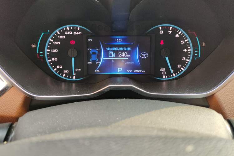 Used Soueast DX7 2017 1.5T Automatic White Rider Trim Odometer Close Up