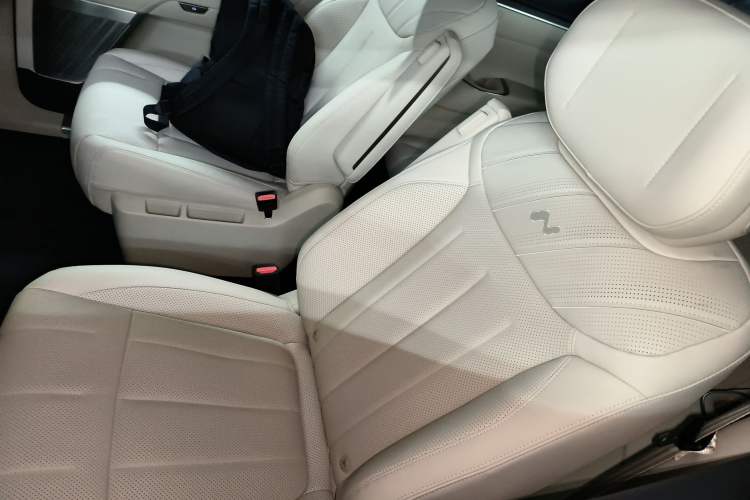 Used ONVO Luxeed L90 2025 Model—Max Six-Seater Version
