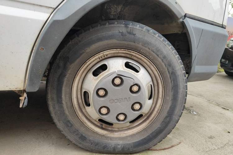 Used Iveco Daily 2020 2.5T A35 Passenger Van with Dual Tires Mid-Roof Design 5-9 Seater Side-Sliding Door China V Emission Standard