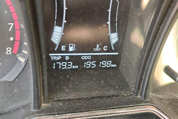 Used HYOSOW H3 2015 1.5L manual luxury version Odometer Close Up