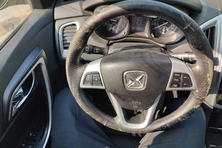 Used JMC Yusheng S350 2013 2.4T Automatic 2WD Diesel Luxury Edition 5 Seats
