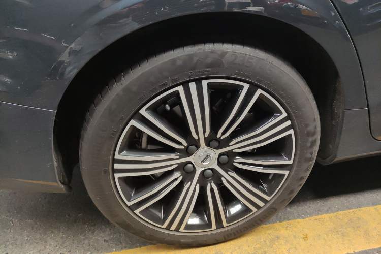 Used Volvo V60 2022 B5 Zhiyuan Luxury Edition Right Rear Wheel Hub