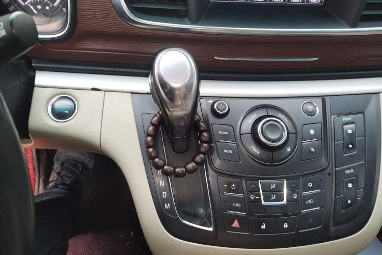 Used Buick GL8 2018 28T Luxury Model China VI Standard Gear Lever