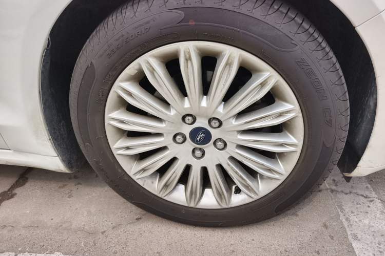 Used Ford Mondeo 2013 2.0L GTDi 200 Luxury Model Right Front Wheel Hub