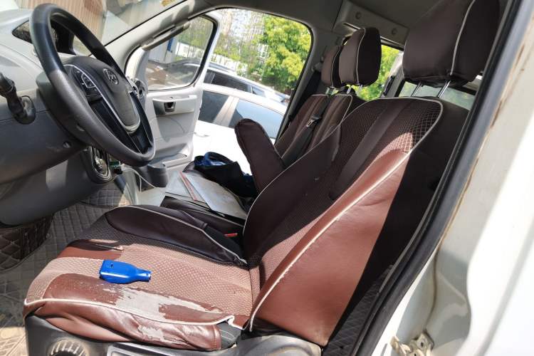 Used SAIC MAXUS Xintu V80 2017 2.5T AMT Aoyuntong China IV Short Wheelbase Mid-Roof 5/6/10-Seater
