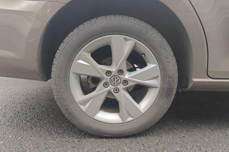 Used Volkswagen Bora 2014 1.6L Automatic Comfort Model Right Rear Wheel Hub