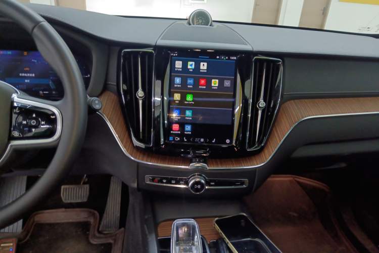 Used Volvo XC60 New Energy 2025 Plug-in Hybrid Long-Range All-Wheel Drive Smart Luxury Edition Audio And AC Panel