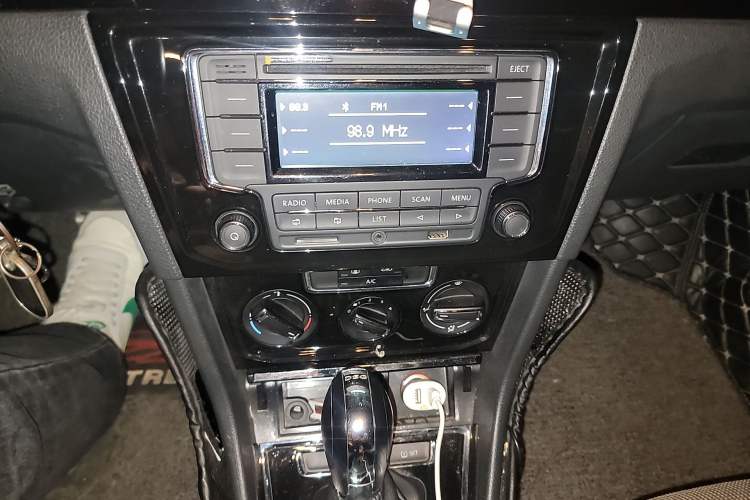 Used Volkswagen C-TREK 2017 230TSI DSG Comfort Version Audio And AC Panel