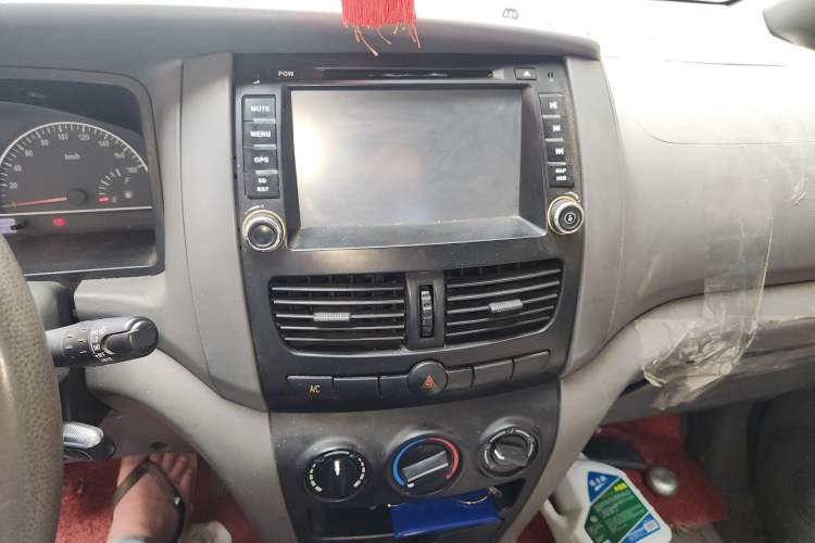 Used Dongfeng Shuaike 2013 Revised Version 1.5L Manual Comfort Trim 7 Seats China IV Standard