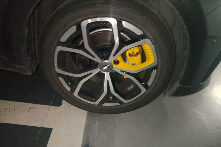 Used ORA Good Cat GT 2023 Mulan Edition 401 km Premium Version Right Front Wheel Hub