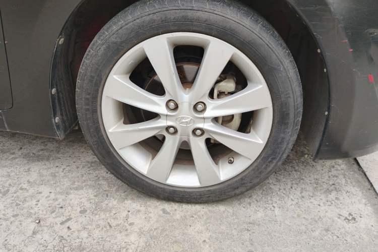 Used Hyundai Verna (older generation) 2010 Sedan 1.4L Automatic Luxury GLS Trim Right Front Wheel Hub